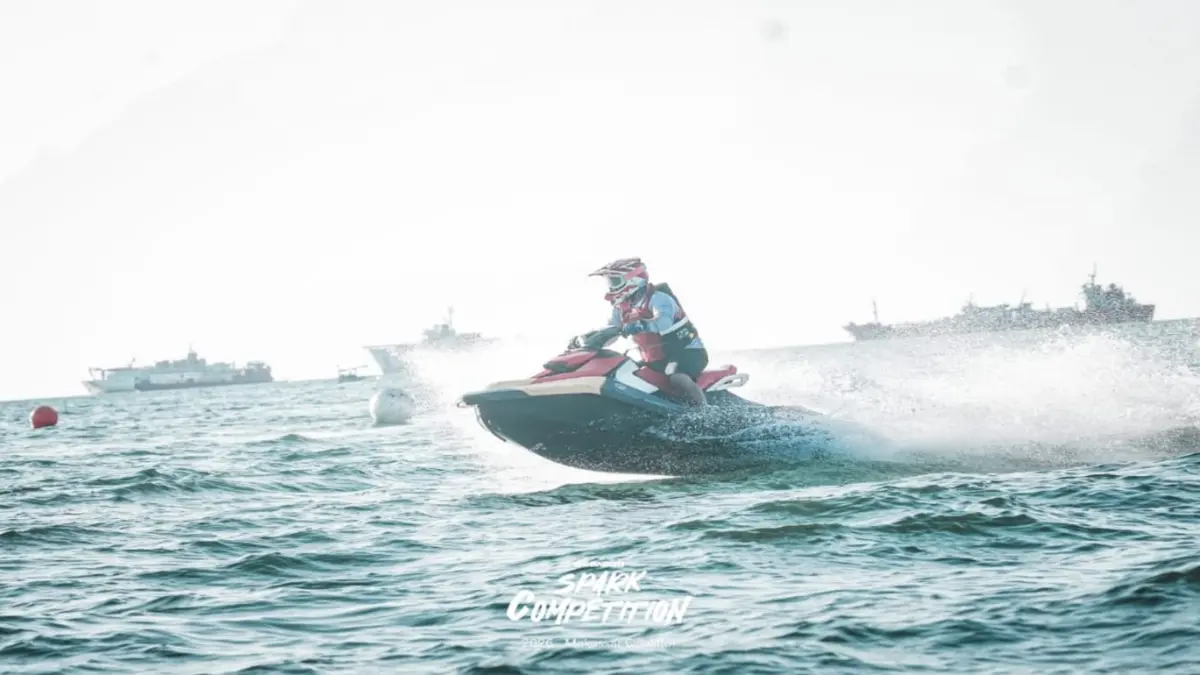 UNJUK SKILL: Rider Jetski asal Kolonodale, Morowali Utara, Taufan Roe saat unjuk skill pada dalam Makassar Qualifier Sea-Doo Spark Competition 2026. (FOTO: ISTIMEWA/RADAR PALU)