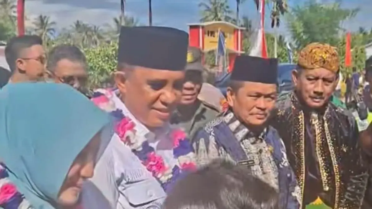 TRANSMIGRASI: Gubernur Sulawesi Tengah Anwar Hafid didampingi Ketua TP-PKK Sulteng Ny. Ir. Sry Nirwanti Bahasoan menghadiri peringatan HUT Emas ke-50 Transmigrasi Unit III Giri Mulyo Tinombala Raya di Desa Tinombala, Kecamatan Ongka Malino, Kabupaten Parigi Moutong, Sabtu (6/6/2026).(FOTO: RAHMAT FADHIL/RAAR PALU)&nbsp;