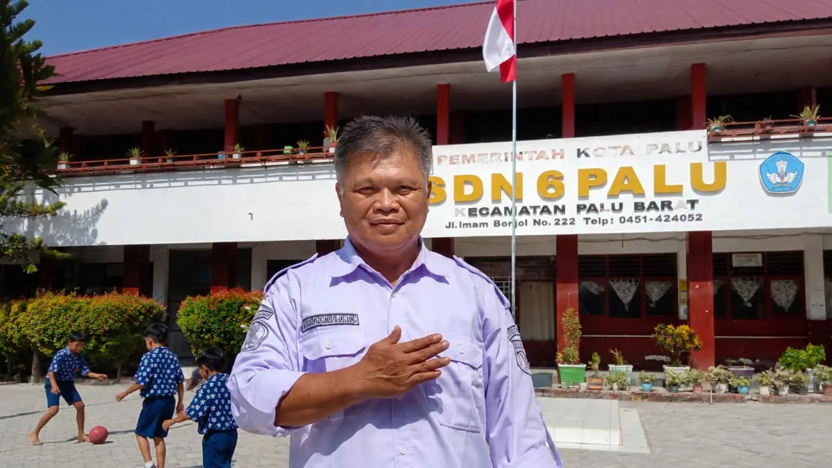 ATURAN BOS: Kepala SDN 6 Palu, Hironimus Lontoh, menyampaikan pandangannya terkait petunjuk teknis penggunaan Dana BOS saat ditemui di ruang guru, Rabu (10/6/2026)
