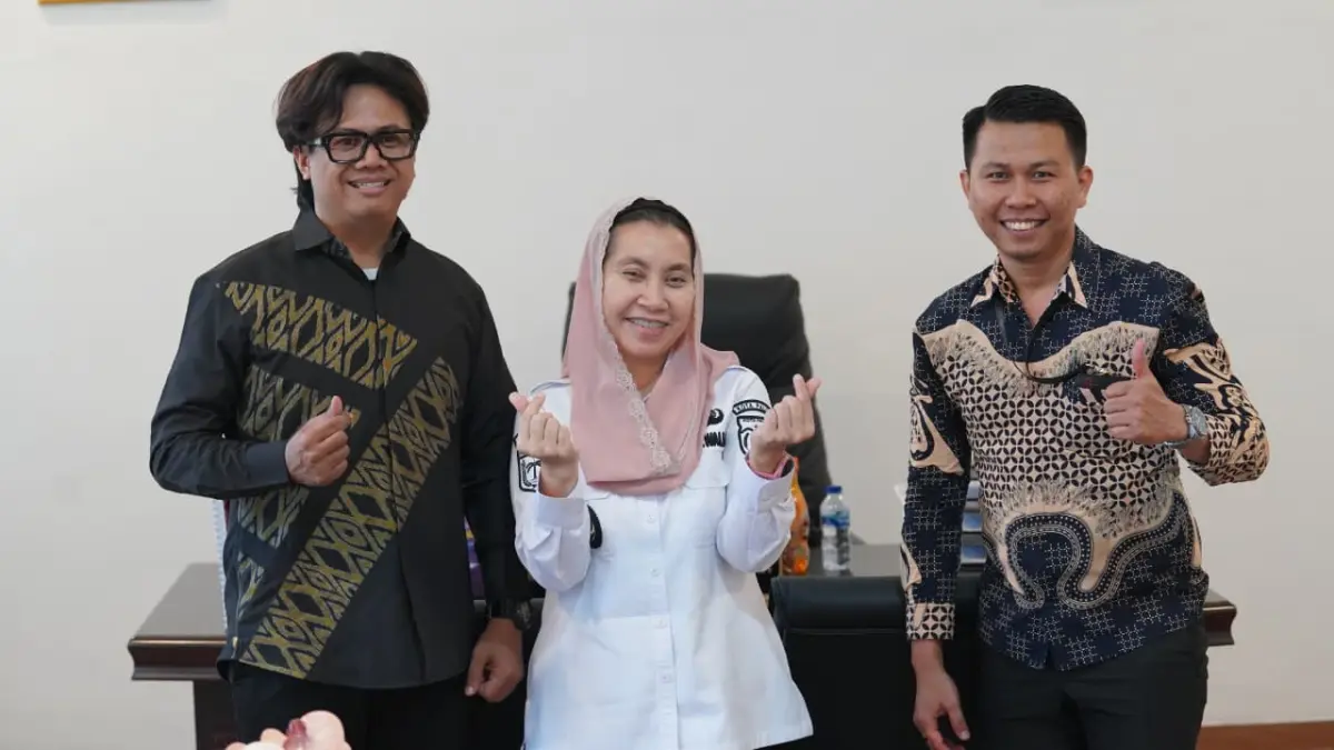 Founder Putra-Putri Nusantara Sulawesi Tengah, Januar Christian, saat melakukan audiensi dengan Wakil Wali Kota Palu terkait rencana penyelenggaraan ajang pemilihan putra-putri daerah bagi pelajar hingga mahasiswa di Kota Palu. (Humas Pemkot Palu)