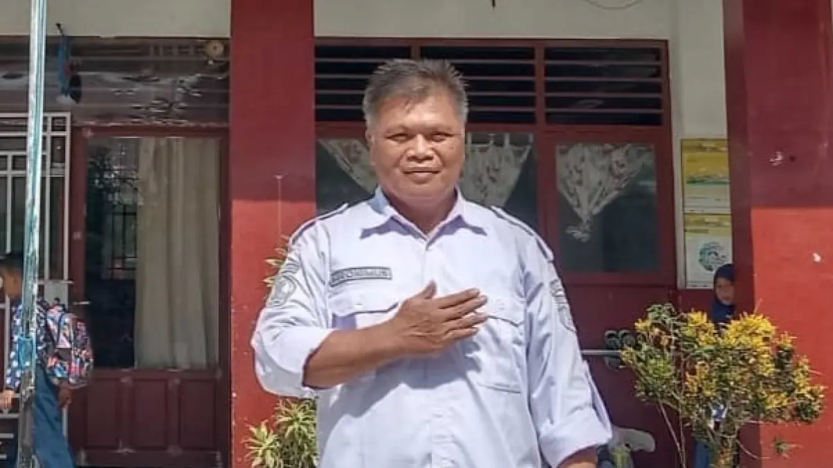 Kepala SDN 6 Palu, Hironimus Lontoh, mengungkapkan kondisi  PPDB yang hampir selalu terjadi setiap tahun. (Ade Safitri / Radar Palu)