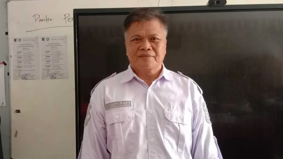 Kepala SDN 6 Palu, Hironimus Lontoh, menunjukkan komitmennya menjaga transparansi pengelolaan Dana BOS dengan tidak terlibat langsung dalam pengelolaan keuangan sekolah selama sekitar 10 tahun terakhir. (ADE SAFITRI/RADAR PALU).