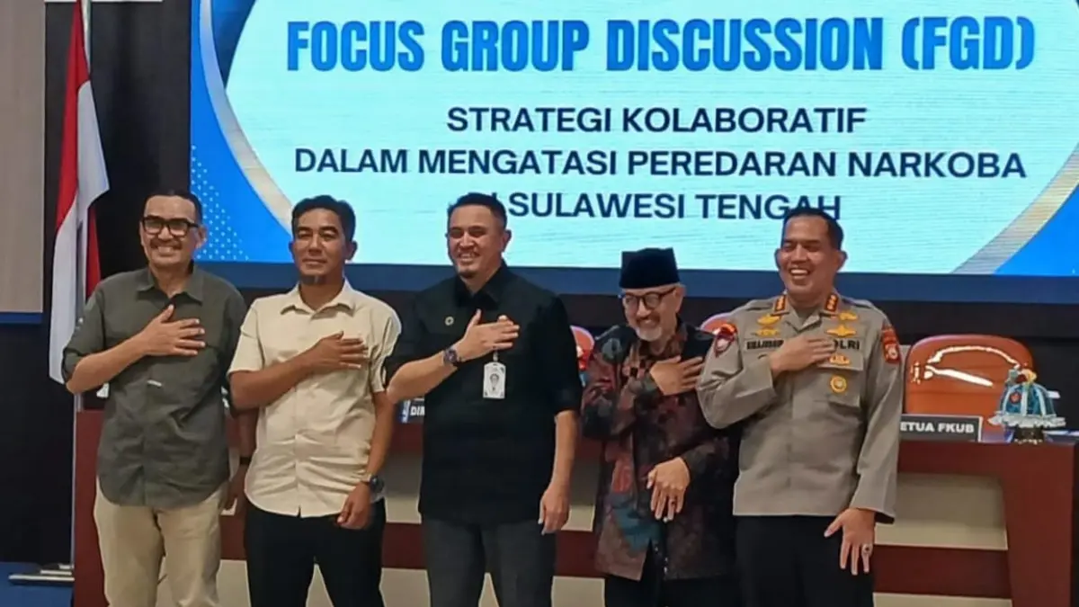 FGD ANTI NARKOBA – Ketua FKUB Sulawesi Tengah Prof. Dr. KH. Zainal Abidin, M.Ag bersama jajaran Polda Sulteng, Universitas Tadulako, dan peserta Focus Group Discussion (FGD) berfoto usai kegiatan bertema strategi kolaboratif pencegahan peredaran narkoba di Sulawesi Tengah. Forum tersebut menegaskan pentingnya sinergi tokoh agama, akademisi, aparat penegak hukum, dan masyarakat dalam melindungi generasi muda menuju Indonesia Emas 2045.