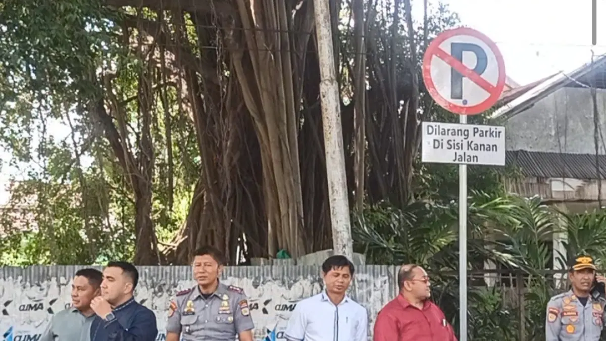 Anggota DPRD kota Palu saat meninjau kondisi parkiran di Jalan Hasanudin. Foto : Wahono 