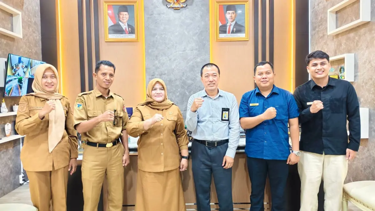 AUDIENSI: Wabup Touna, Hj. Surya Lapasiri, didampingi Kabid Anggaran Ridwan, dan Kasubag Protokol Arlinda, menerima audiensi jajaran KPP Pratama Poso di ruang kerjanya, Rabu 10 Juni 2026.(FOTO: HERIYANTO LIMAHU/RADAR PALU).