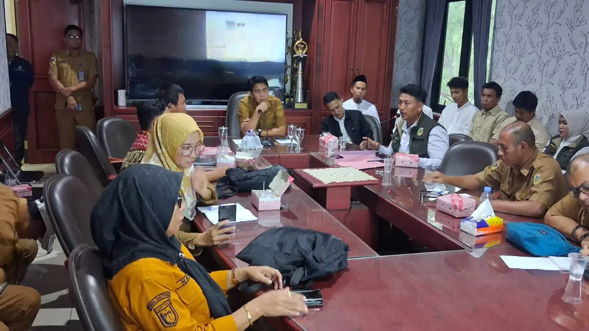 KEMISKINAN: Bupati Parimo H. Erwin Burase, memimpin FGD percepatan penurunan kemiskinan dan penanganan ATS melalui penguatan sinergi lintas OPD di ruang rapat Kantor Bupati, Selasa (9/6/2026).(FOTO: ISTIMEWA/RADAR PALU).