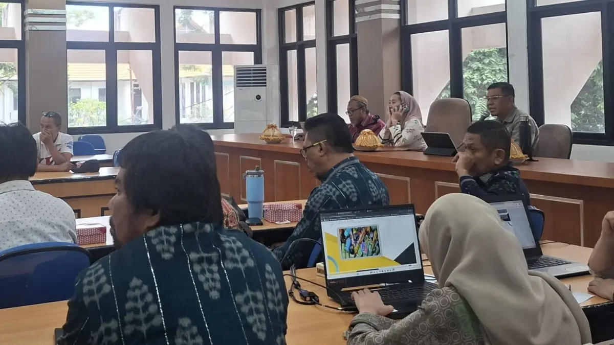 Kepala Dinas Lingkungan Hidup (DLH) Kota Palu, Mohammad Arif, memberikan paparan terkait kewajiban pemilahan sampah bagi pelaku usaha dan masyarakat dalam rapat di Ruang Rapat Bantaya, Kamis (11/6/2026). (Annisa Tri Yusnida/RADAR PALU)