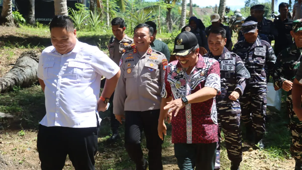 MENANAM: Suasana menanam kedelai di Kabupaten Buol, terlihat Wabup Buol Moh. Nasir Daimaroto, bersama Ketua DPRD Ryan Kwendi, menikmati proses penanaman.(FOTO: DINAS KOMINFO BUOL/RADAR PALU) 