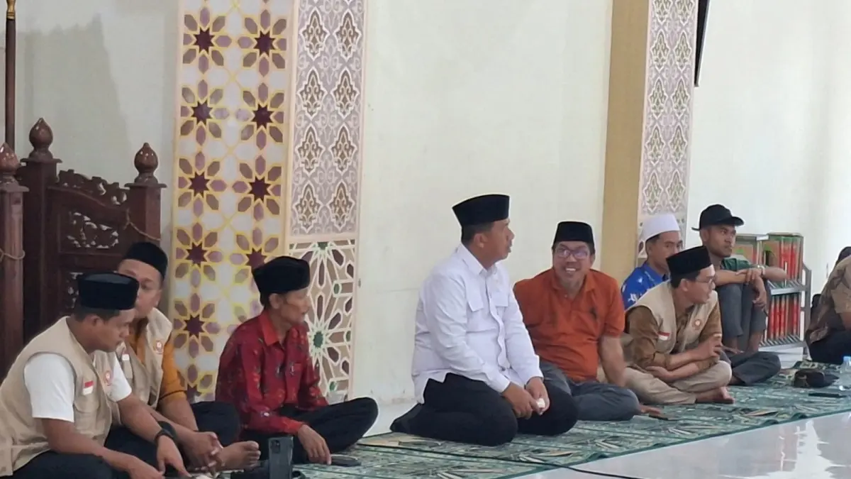 PANTAU: Wabup Buol, H. Moh. Nasir Daimaroto terlihat sedang berdiskusi dengan Kakanwil Kemenag Sulteng H. Junaidin di MTQ Sulteng, Kabupaten Sigi.(FOTO: DINAS KOMINFO BUOL)