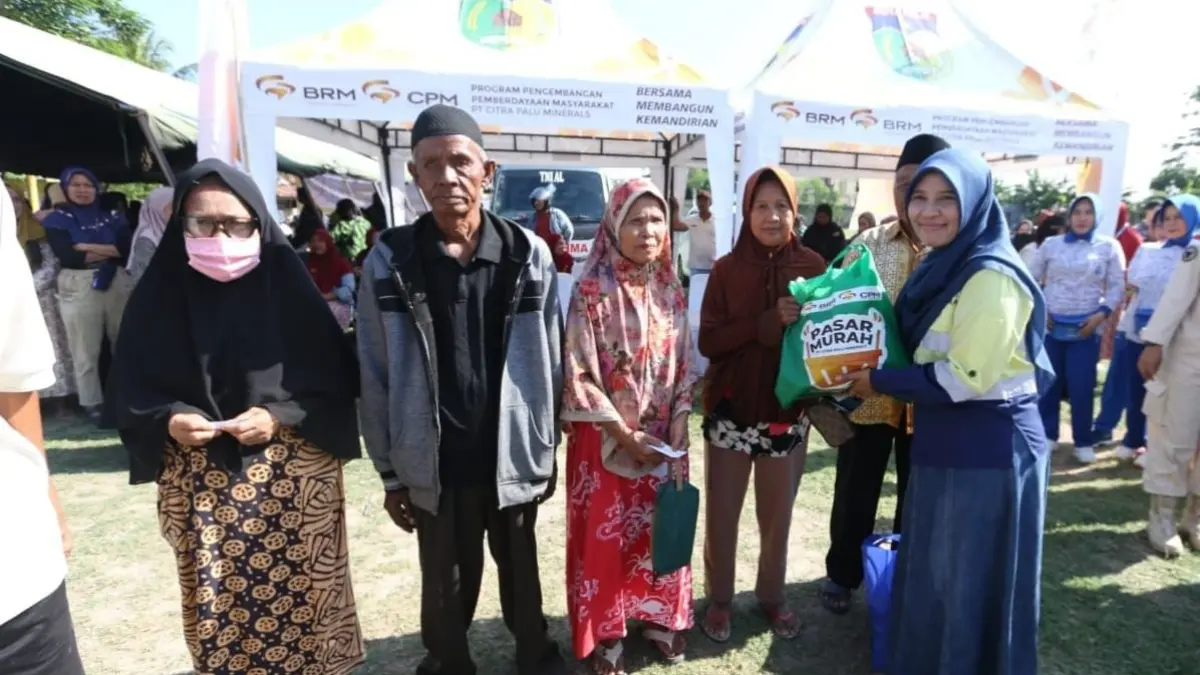 Penyaluran bantuan sembako murah bagi warga yang ada di kawasan Kecamatan Palu Barat. (Istimewa)