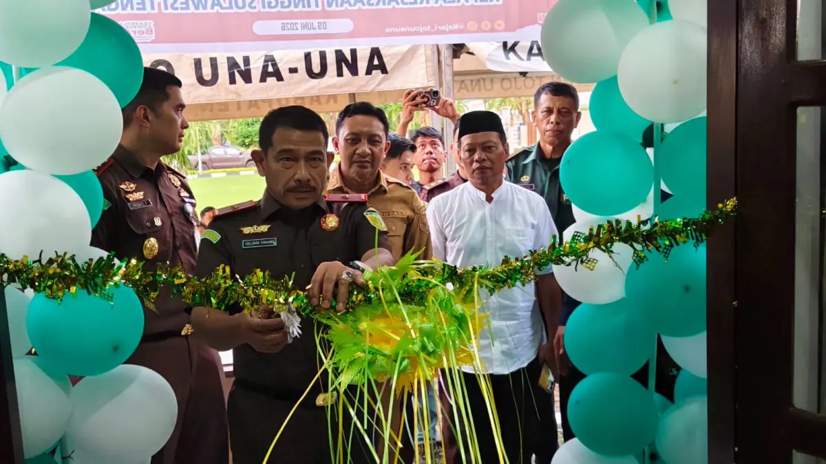 RESMIKAN: Kajati Sulteng, Zullikar Tandjung, meresmikan gedung PTSP Kejari Touna, Selasa (9/6/2026).(FOTO: HERIYANTO LIMAHU/RADAR PALU)