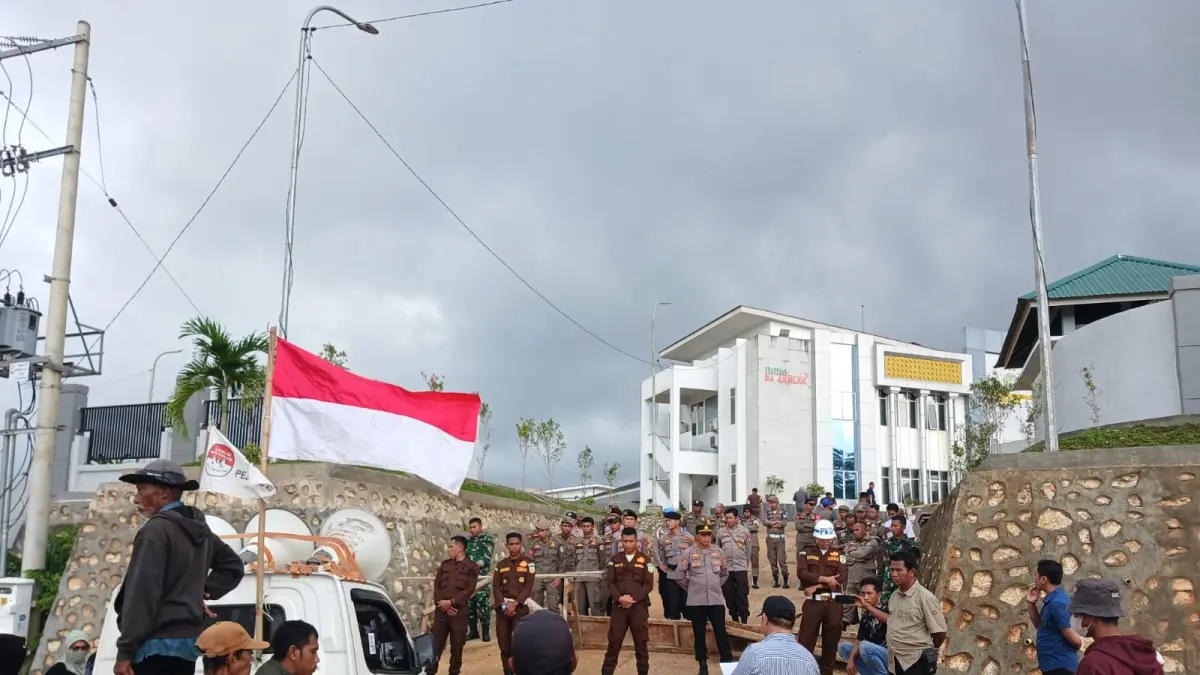 DAMAI: DPD LAKIP-45 SULTENG &nbsp;saat aksi damai Kantor Kejaksaan Negeri Morowali.(FOTO: SUPRIYONO/RADAR PALU)