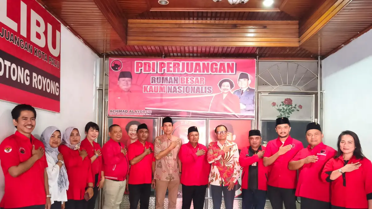 Pengurus DPC PDI Perjuangan Kota Palu berfoto bersama jajaran KPU Kota Palu dan Bawaslu Kota Palu usai sosialisasi Pemutakhiran Data Partai Politik Secara Berkelanjutan melalui Sistem Informasi Partai Politik (Sipol) Semester I Tahun 2026 di Kantor DPC PDI Perjuangan Kota Palu, Jumat (12/6).