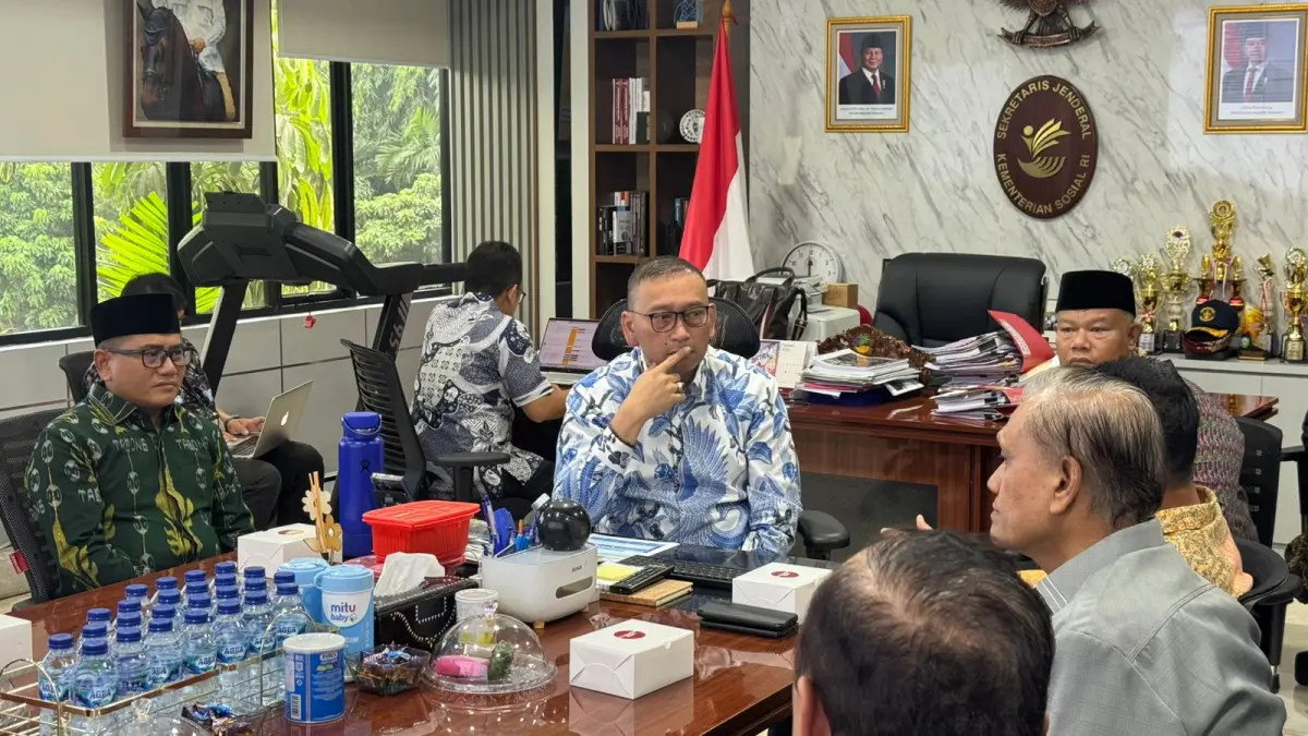 KUNJUNGAN: Bupati Buol Risharyudi Triwibowo, saat melakukan kunjungan di Kemensos, dan diterima langsung oleh Sekjen Kementerian Sosial RI, Robben Rico.(FOTO: DINAS KOMINFO/RADAR PALU)