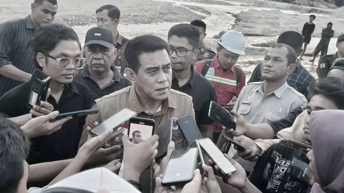 MEMANTAU: Aktivitas pertambangan rakyat di Desa Kayuboko, Kecamatan Parigi Barat, menjadi perhatian berbagai pihak menyusul proses pengawasan yang dilakukan pemerintah daerah dan Satgas Penegakan Hukum Lingkungan.(FOTO: RAHMAT FADHIL/RADAR PALU).