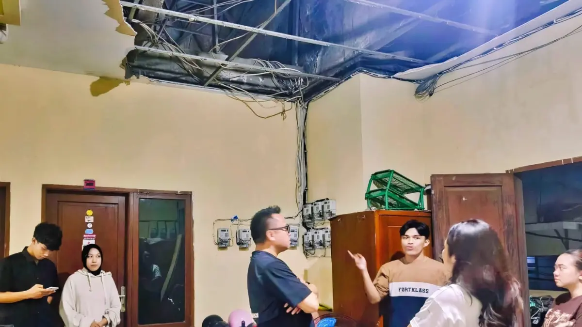 MENINJAU: Bupati Morut Delis Julkarson Hehi, meninjau langsung Asrama Mahasiswa Morut di Makassar yang dilaporkan mengalami kerusakan, Selasa (9/6/2026). (FOTO: ISTIMEWA/RADAR PALU)