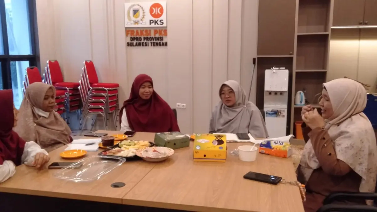 RAPAT: Ketua BiPeKa DPW PKS Sulteng, Hj Wiwik Jumatul Rofi’ah, S.Ag, MH, memimpin langsung rapat bidang yang dipimpinnya, Rabu (10 Mei 2026).(FOTO: HUMAS PKS SULTENG/RADAR PALU)&nbsp;