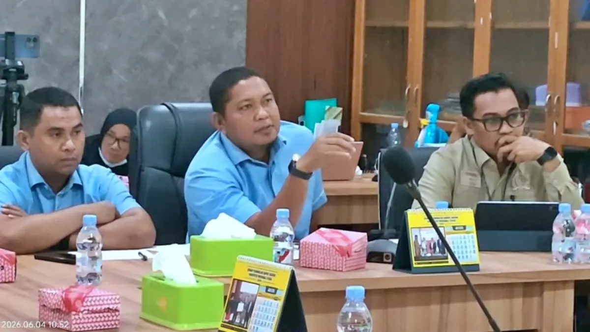 MEMIMPIN: Sekretaris Komisi II DPRD Morowali Utara Usman Ukas (tengah) memimpin RDP pencemaran sumber air baku di Intake SPAM IKK Petasia yang melibatkan perusahaan pertambangan nikel, (4/6/2026). (FOTO: ISTIMEWA/RADAR PALU)