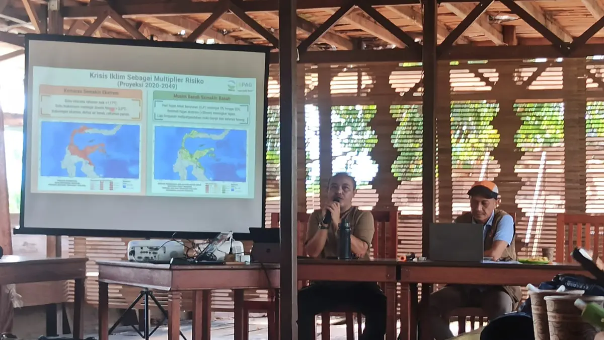 Narasumber memaparkan berbagai tantangan risiko bencana dan perubahan iklim di wilayah Palu, Sigi, dan Donggala dalam dialog yang diikuti kalangan jurnalis dan pegiat kebencanaan. (Foto : Wahono)