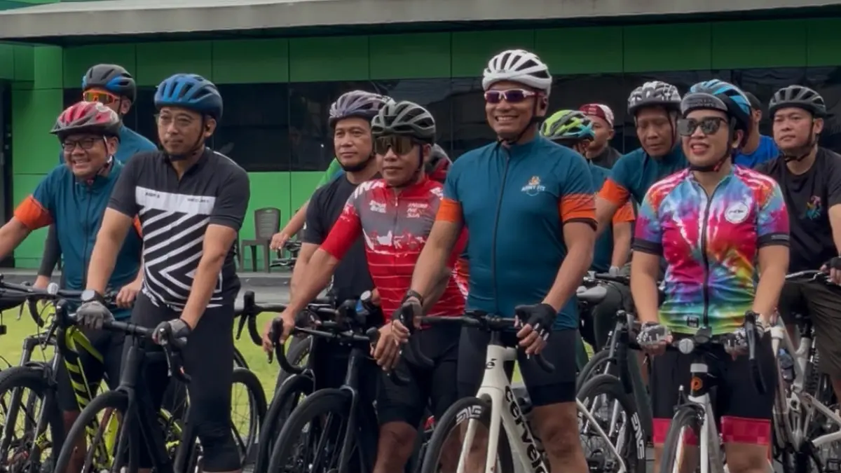 Pangdam XXIII Palaka Wira Mayjen TNI Jonathan Binsar P. Sianipar memimpin gowes bersama 60 komunitas sepeda se-Kota Palu dan unsur perbankan dengan rute 40 kilometer dari Makodam hingga Kantor BRI Cabang Palu, Sabtu (13/6). FOTO: RADAR PALU&nbsp;