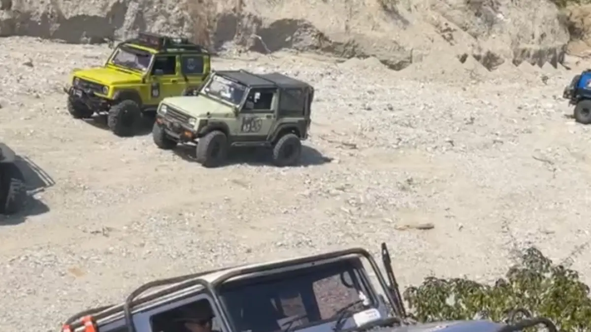 Peserta Offroad Jelajah Lembah Palu Seri V melintasi lintasan ekstrem dengan medan berbatu dan berlumpur dalam rangka Bhayangkara Otomotif Nambaso 2026.