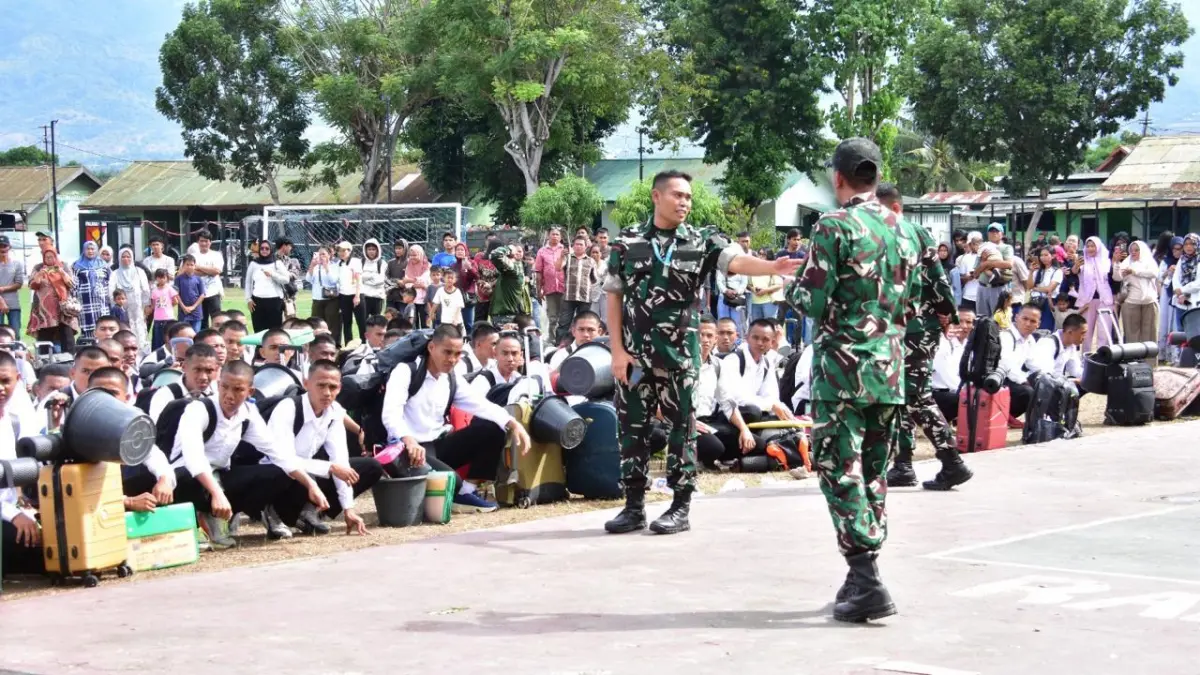 Sejumlah peserta menerima pengumuman hasil Seleksi Caba PK TNI AD Gelombang II TA 2026 di Yonif 711/Raksatama, Palu, Jumat (12/6). 