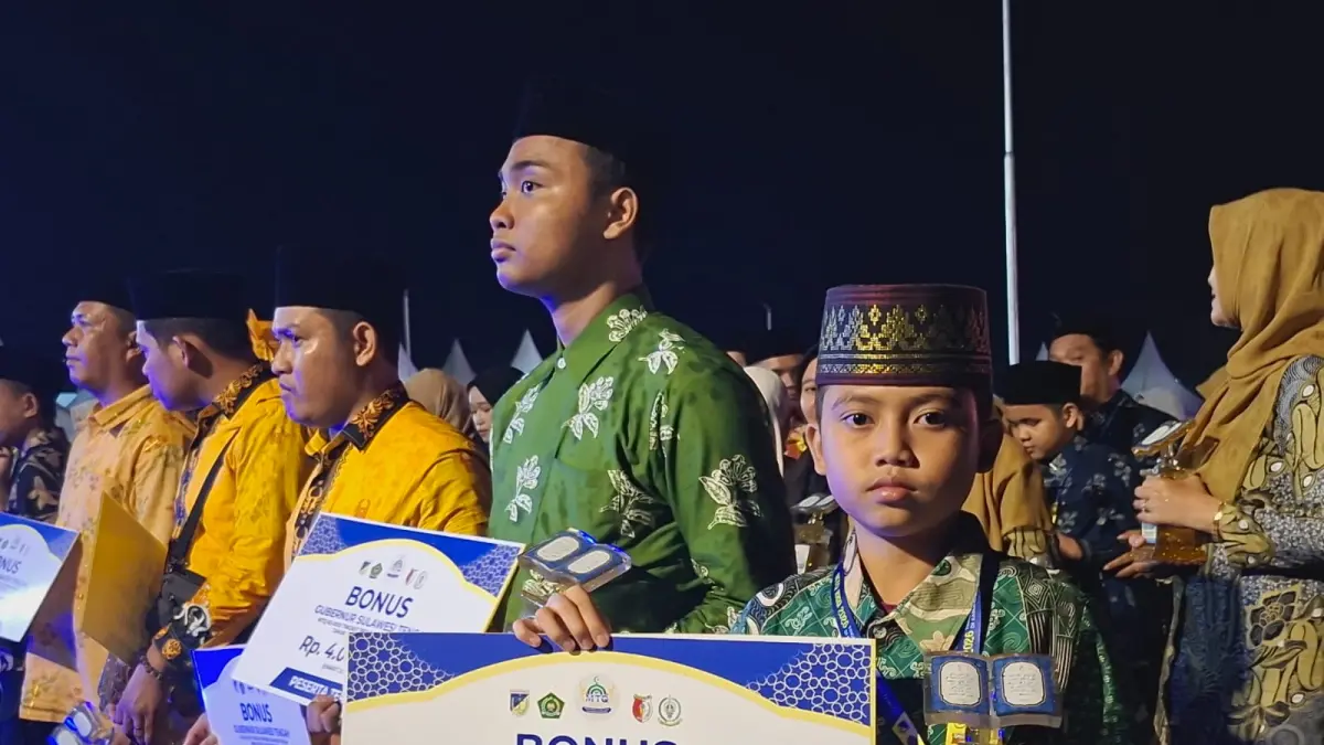 BONUS: Salah satu peserta MTQ dari kafillah Kabupaten Buol, memperlihatkan penghargaan dari Gubernur Sulteng.(FOTO: DINAS KOMINFO BUOL/RADAR PALU).