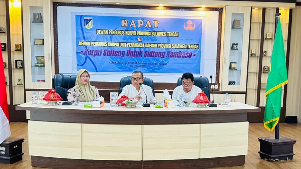 Ketua KORPRI Sulawesi Tengah Abdul Raaf Malik memimpin rapat perdana pengurus KORPRI Sulteng bersama pengurus unit perangkat daerah di Aula Sinergitas BPSDM Sulteng. FOTO: Ro. Adpim Sulteng&nbsp;