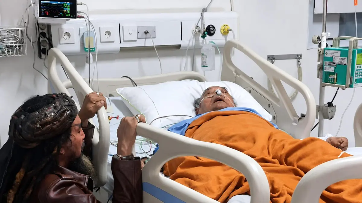 Pesulap dan aktor Limbad membesuk komedian senior Haji Bolot yang tengah menjalani perawatan di RS Fatmawati, Jakarta Selatan. FOTO: Instagram @limbadindonesia