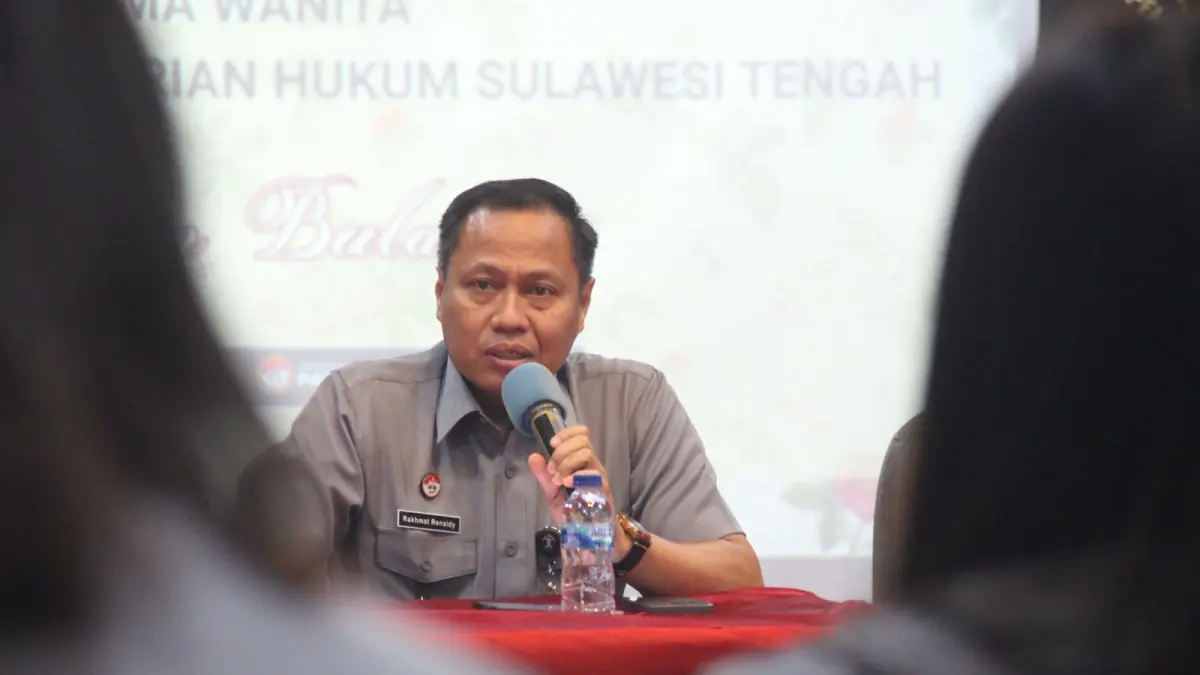Kepala Kanwil Kementerian Hukum Sulawesi Tengah, Rakhmat Renaldy, memberikan arahan saat pertemuan bulanan Dharma Wanita Persatuan (DWP) Kemenkum Sulteng. DWP didorong mengambil peran lebih luas dalam menyebarluaskan informasi layanan hukum kepada masyarakat. FOTO: HUMAS KEMENKUM SULTENG&nbsp;