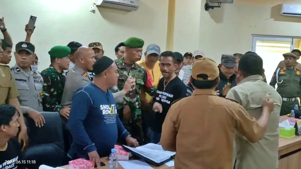 ADU ARGUMEN: Perwakilan masyarakat Desa Tompira, Rusli Mapile (kaas hitam), nampak masih emosi setelah menghentak meja dan adu argumen dengan Anggota Dewan Ruang Rapat Komisi III DPRD Morowali Utara, Senin (15/6/2026). (FOTO: ISTIMEWA/RADAR PALU)