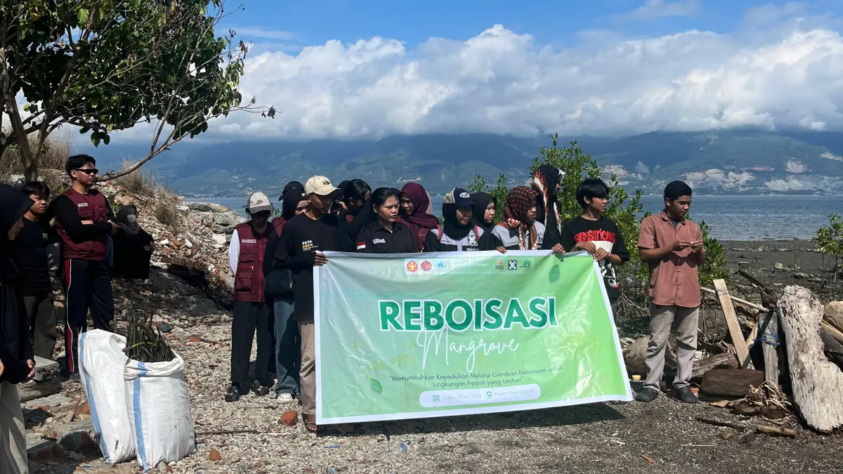 Aksi reboisasi mangrove di kawasan pesisir Kota Palu, Sabtu (13/6/2026).