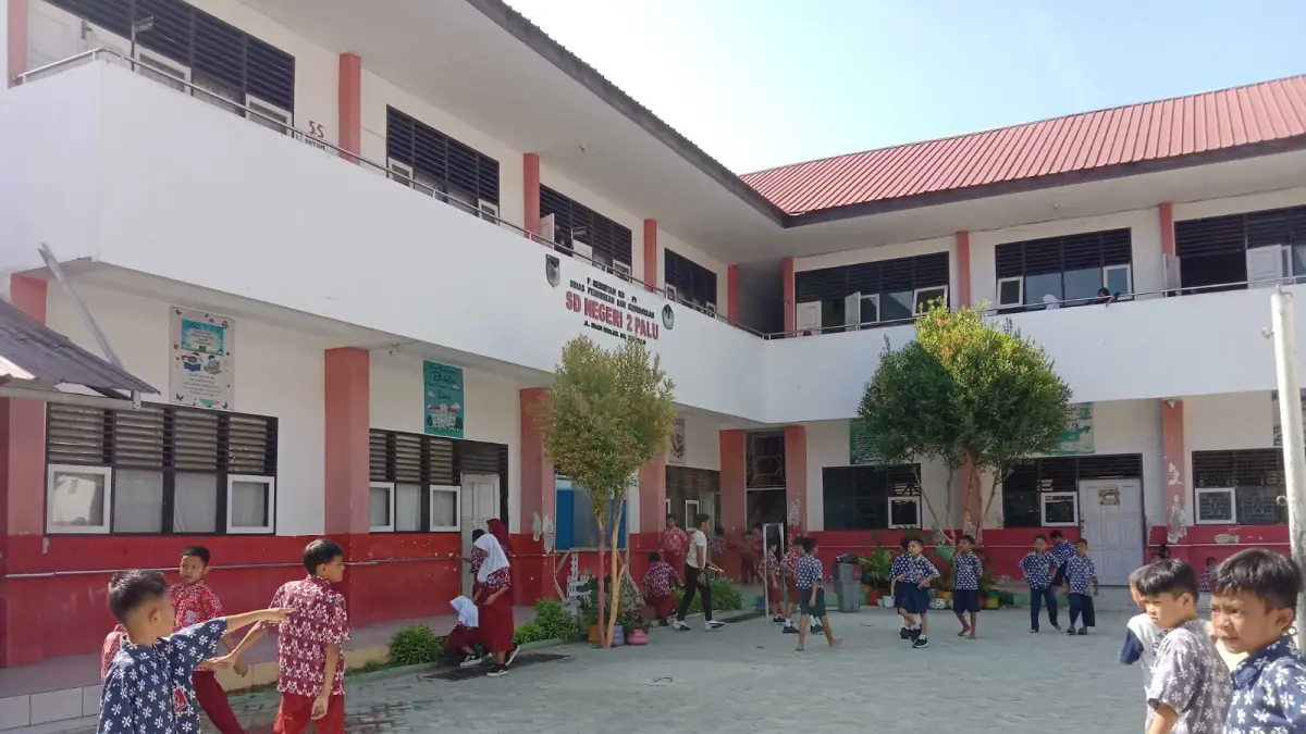 Aktivitas siswa di lapangan di luar jam sekolah. (Foto: Radar Palu).