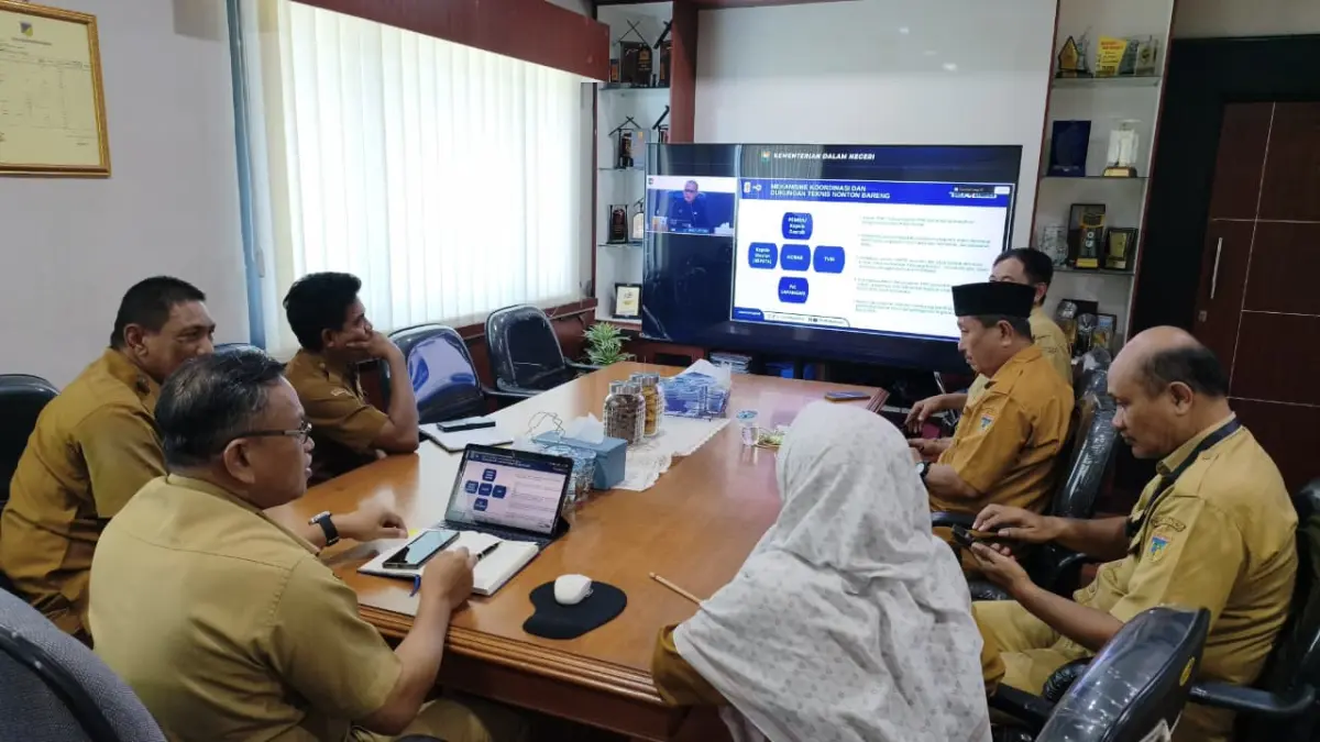 Asisten Perekonomian dan Pembangunan Setdaprov Sulawesi Tengah, Rudi Dewanto, mengikuti Rapat Koordinasi Pengendalian Inflasi secara virtual dari ruang kerjanya, Senin (15/6/2026). (Pemprov Sulteng)