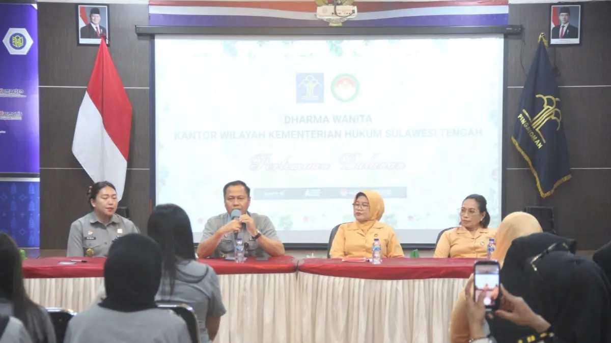 Kepala Kanwil Kementerian Hukum Sulawesi Tengah, Rakhmat Renaldy, memberikan arahan saat pertemuan bulanan Dharma Wanita Persatuan (DWP) Kemenkum Sulteng di Palu. Ia menekankan pentingnya peran keluarga dalam menjaga integritas dan mendukung kinerja aparatur. HUMAS KEMENKUM SULTENG 