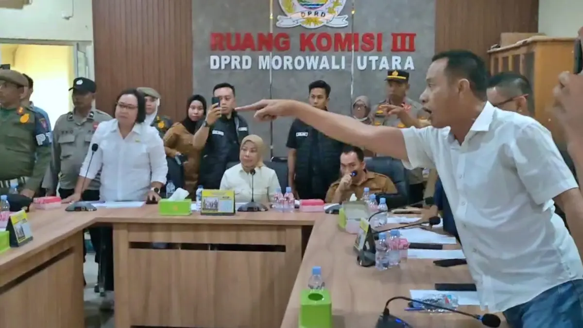 EMOSI: Anggota DPRD Morowali Utara, Yaristan, nampak emosi sambil menunjuk-nunjuk warga yang menghentak meja di ruang rapat Komisi III, Senin (15/6/2026). (FOTO: ISTIMEWA/RADAR PALU)