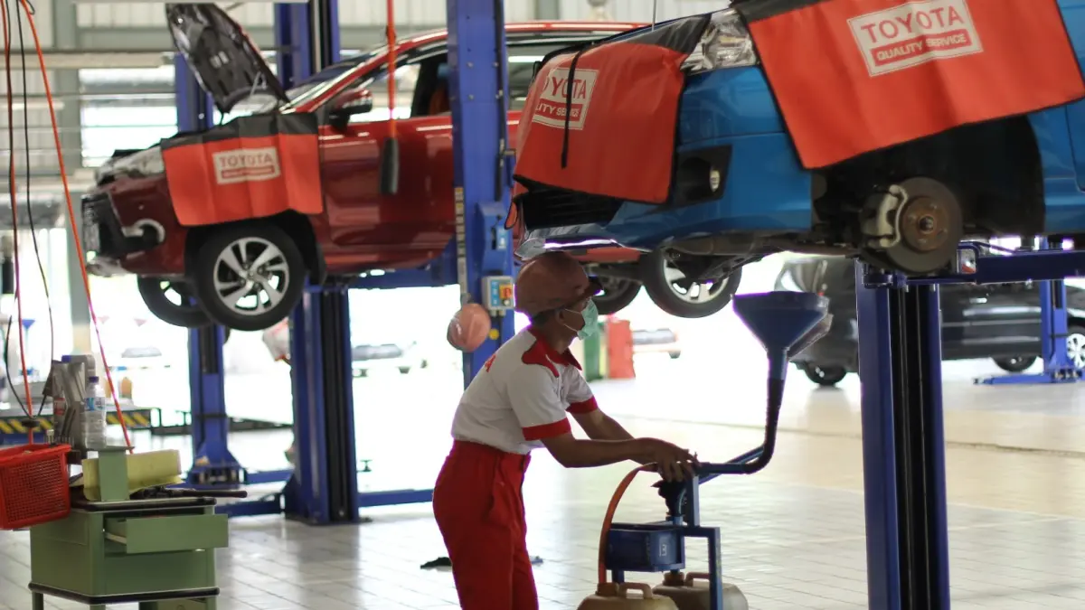 Hasjrat Toyota memastikan pelanggan mendapatkan dukungan layanan yang lengkap mulai dari penjualan, service berkala, perbaikan kendaraan hingga penyediaan suku cadang asli.