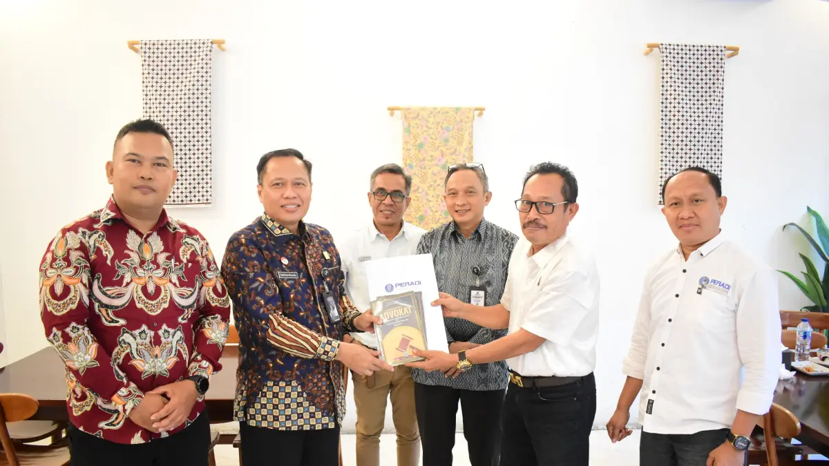 Kakanwil Kemenkum Sulteng bersama pengurus Peradi Kota Palu di sela peningkatan kapasitas paralegal.