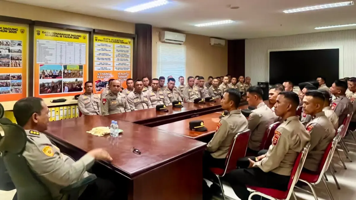 Kepala Biro SDM Polda Sulawesi Tengah, Kombes Pol Anton Sudjarwo, S.I.K., memberikan arahan kepada 44 perwira baru lulusan SIP Angkatan ke-55 Resimen Desaka Dhira Pradhipa di ruang rapat Biro SDM Polda Sulteng, Senin (15/6/2026).