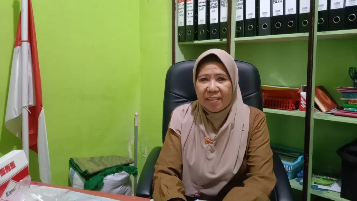 Kepala Sekolah SDN 2 Palu, Salbia, saat memberikan keterangan di ruang kerjanya terkait dampak juknis Dana BOS dan kekhawatiran rencana penghapusan guru honorer pada 2027, Senin (15/6/2026). (Foto: Radar Palu)