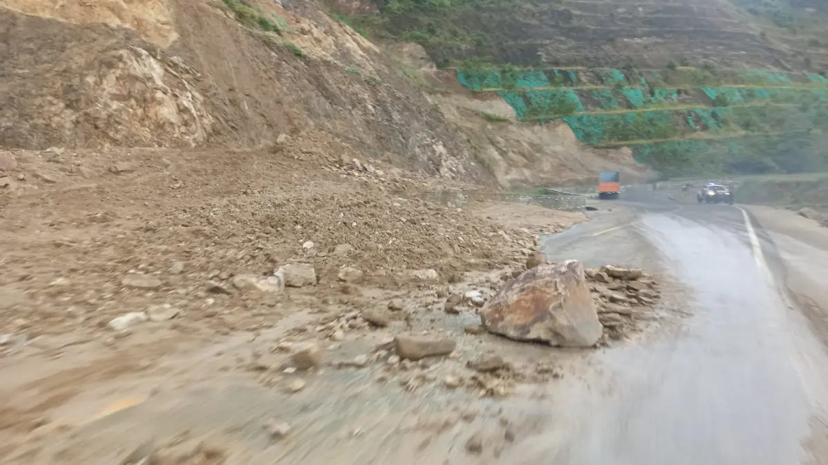 Material tanah dan batu akibat longsor menutupi sebagian badan jalan Trans Palu–Parigi di kawasan Kebun Kopi KM 8, Senin (15/6/2026). (Foto : Wahono)
