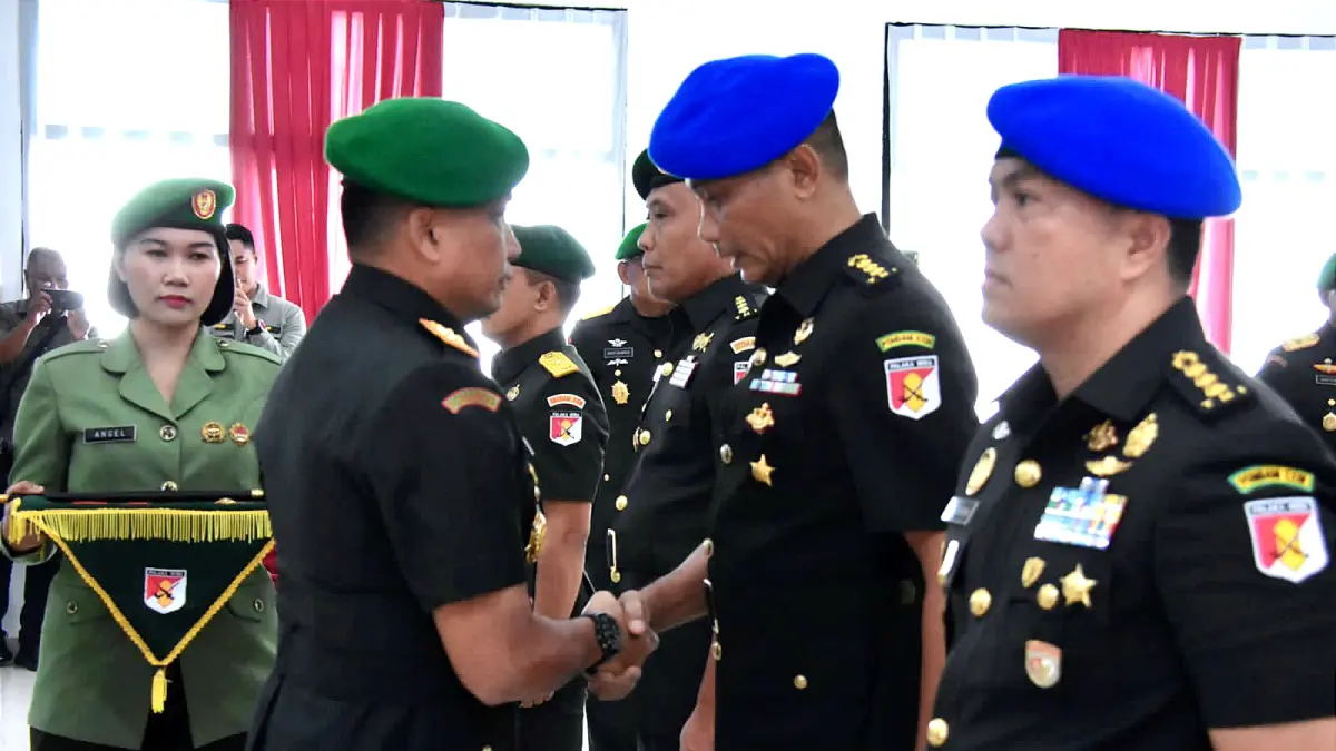 Pangdam XXIII/Palaka Wira Mayjen TNI J. Binsar P. Sianipar memimpin upacara serah terima jabatan Irdam dan Danpomdam XXIII/Palaka Wira di Aula Manggala Sakti Makodam XXIII/Palaka Wira, Senin (15/6/2026).