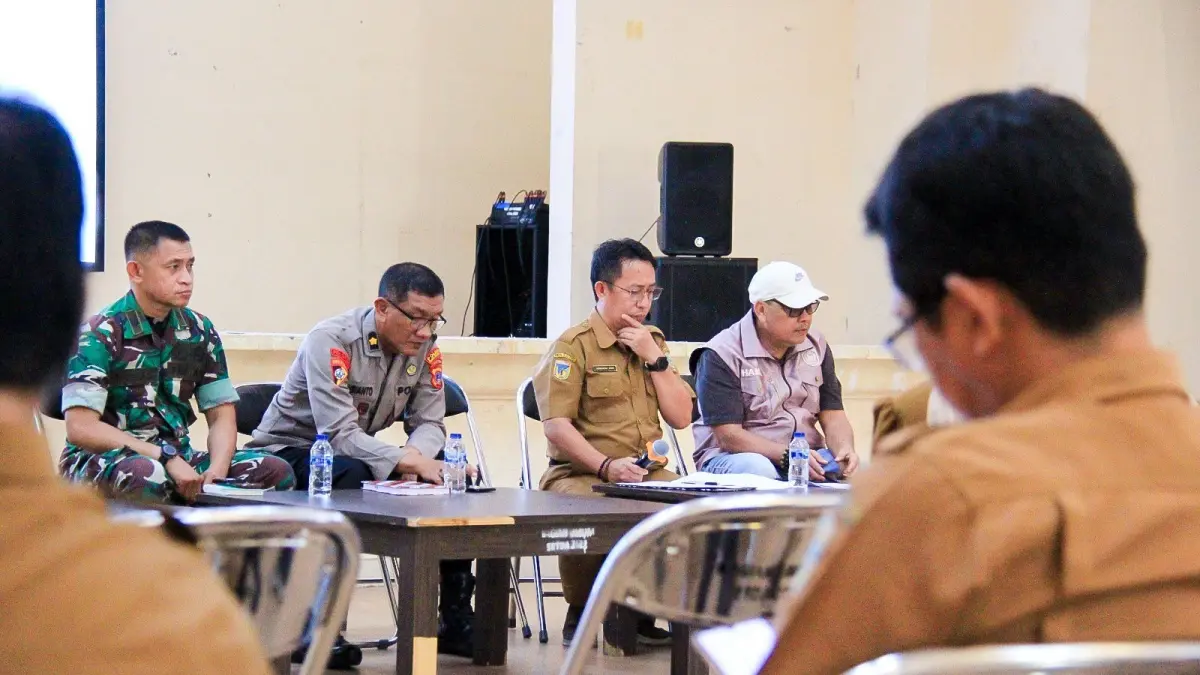 PERSIAPAN: Asisten Pemerintahan dan Kesra Setda Parimo, Adrudin Nur, memimpin rapat final check persiapan kegiatan refleksi satu tahun kepemimpinan Bupati dan Wabup Parimo di auditorium Kantor Bupati, Senin (15/6/2026).(FOTO: RAHMAT FADHIL/RADAR PALU).&nbsp;