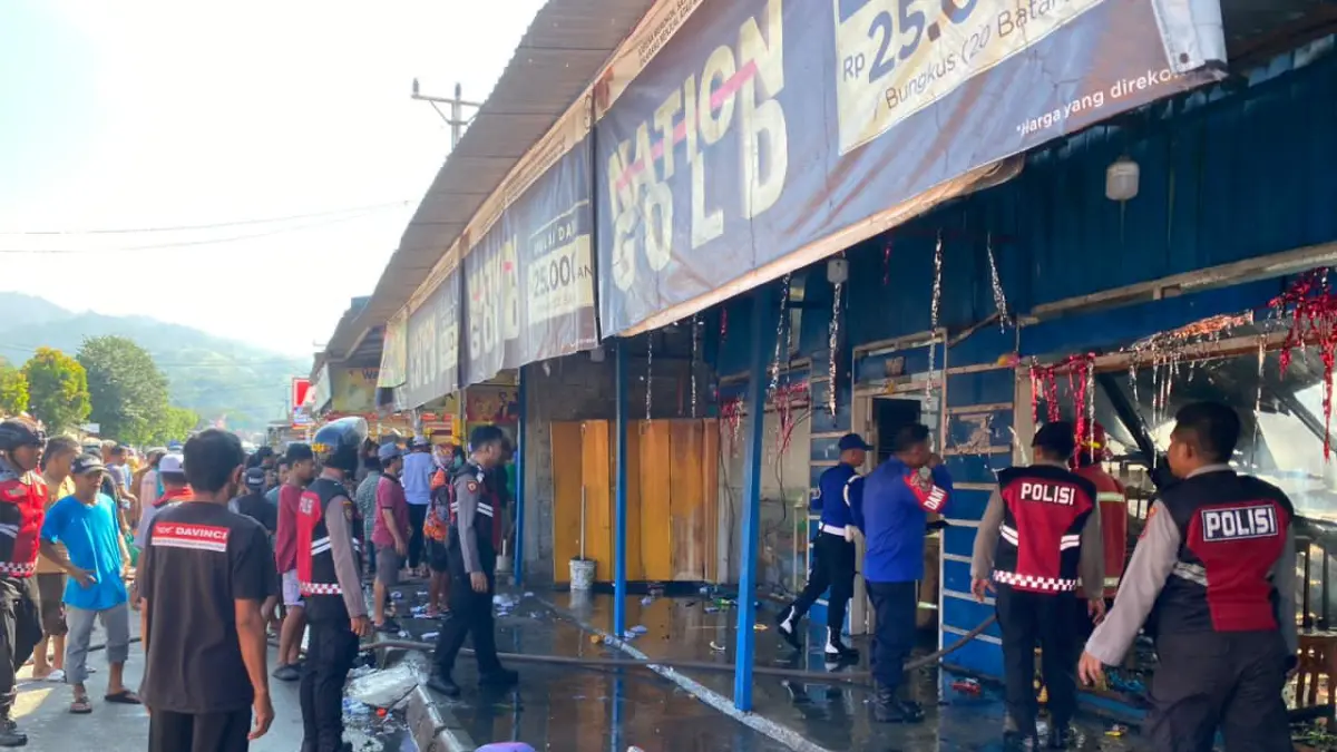 Petugas kepolisian, pemadam kebakaran, dan warga bahu-membahu memadamkan kobaran api yang melalap warung lalampa dan dua rumah di Dusun III, Desa Toboli, Kecamatan Parigi Utara, Kabupaten Parigi Moutong, Senin (15/6/2026).