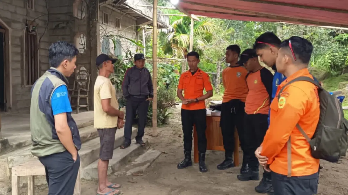 Tim SAR Gabungan mengikuti briefing dan pengecekan peralatan sebelum memulai operasi pencarian terhadap Gito Aprianto (31), penambang yang diduga hanyut di Sungai Lariang.
