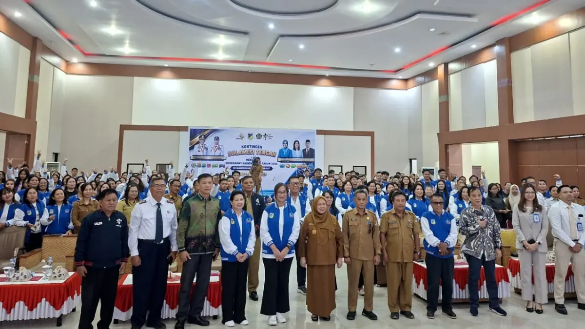 Wakil Gubernur Sulawesi Tengah, dr. Reny A. Lamadjido, melepas kontingen Pesparawi XIV menuju Manokwari, Papua Barat, Senin (15/6/2026). Pemprov Sulteng optimistis meraih prestasi pada ajang nasional tersebut. (Annisa Tri Yusnida)

