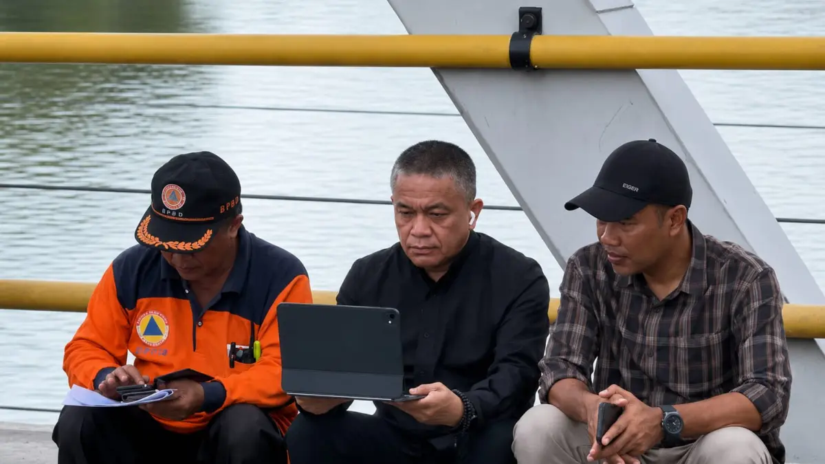 Wali Kota Palu Hadianto Rasyid bersama tim ahli meninjau kondisi Jembatan III Palu yang ditutup sementara pascagempa magnitudo 6,7. Pemeriksaan dilakukan untuk memastikan keamanan struktur jembatan sebelum kembali dibuka untuk lalu lintas.FOTO: RAFFY/RADAR PALU&nbsp;