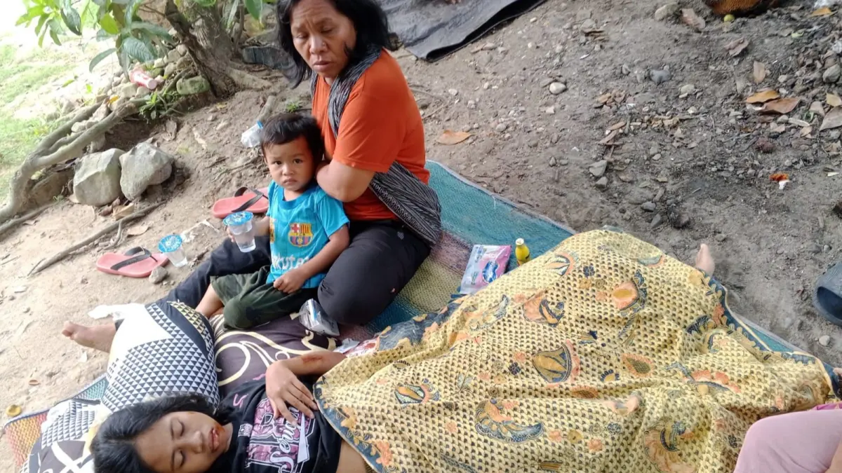 Sejumlah rumah warga di Desa Kamarora B, Kecamatan Nokilalaki, Kabupaten Sigi, mengalami kerusakan akibat gempa bumi magnitudo 6,7 yang mengguncang Sulawesi Tengah, Selasa (16/6/2026). Hingga sore hari, tercatat enam warga mengalami luka-luka dan BMKG mencatat 48 kali gempa susulan. Foto: Angel Sumbara / Radar Palu&nbsp;