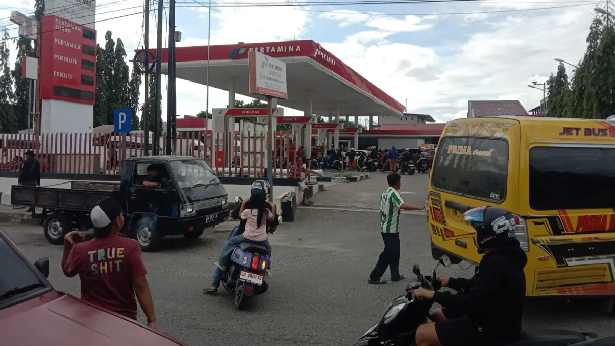 Aktivitas antrean kendaraan yang mengular di SPBU Jalan Pramuka, Kota Palu, Selasa (16/6/2026) siang. Warga berbondong-bondong mengisi bahan bakar akibat panik pasca-gempa magnitudo 6,7 yang mengguncang Sulawesi Tengah. FOTO: Ade Safitri/Radar Palu&nbsp;