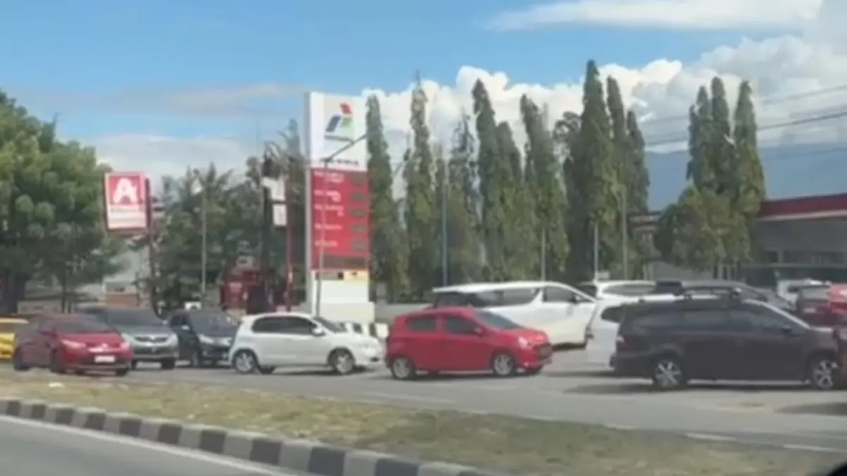 Antrean kendaraan terlihat di salah satu SPBU di Kota Palu pascagempa M 6,7 yang mengguncang Sulawesi Tengah. Warga diimbau tetap tenang dan tidak melakukan pembelian bahan bakar secara berlebihan.